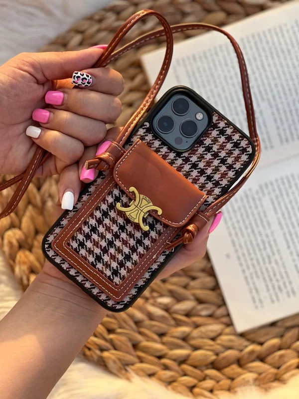 قاب موبایل آیفون پارچه ای قهوه ای و فلزی طرح باربری جاکارتی + بندست
